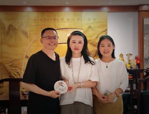 徐洪立[辿一]夫妇与友人饮茶。